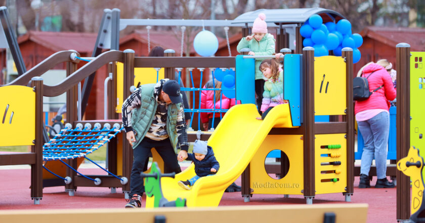 În Parcul Tineretului din Turda a fost inaugurată o nouă zonă de joacă